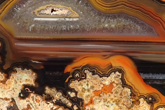 Lilangabi agate 74 mm – face detail, chromatography banding, waterlines & floater centre, Eswatini