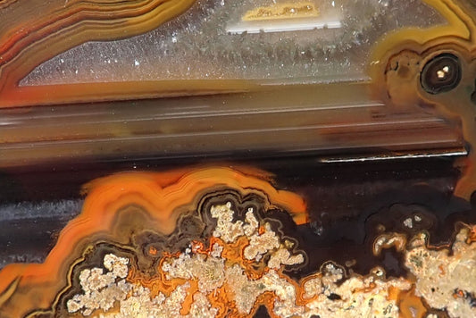 Lilangabi agate 77 mm – face detail, chromatography banding, waterlines & floater, Eswatini
