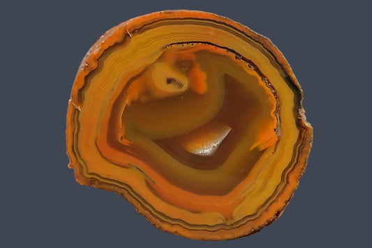 Lilangabi agate 56 mm – front face, pareidolia, chromatography & scalloped banding, Eswatini