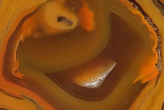 Lilangabi agate 56 mm – face detail, pareidolia centre, chromatography & scalloped banding, Eswatini