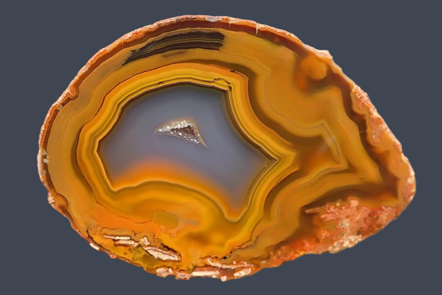 Lilangabi agate 67 mm – face view, flow channel, chromatography banding black to amber, fortification banding, Eswatini