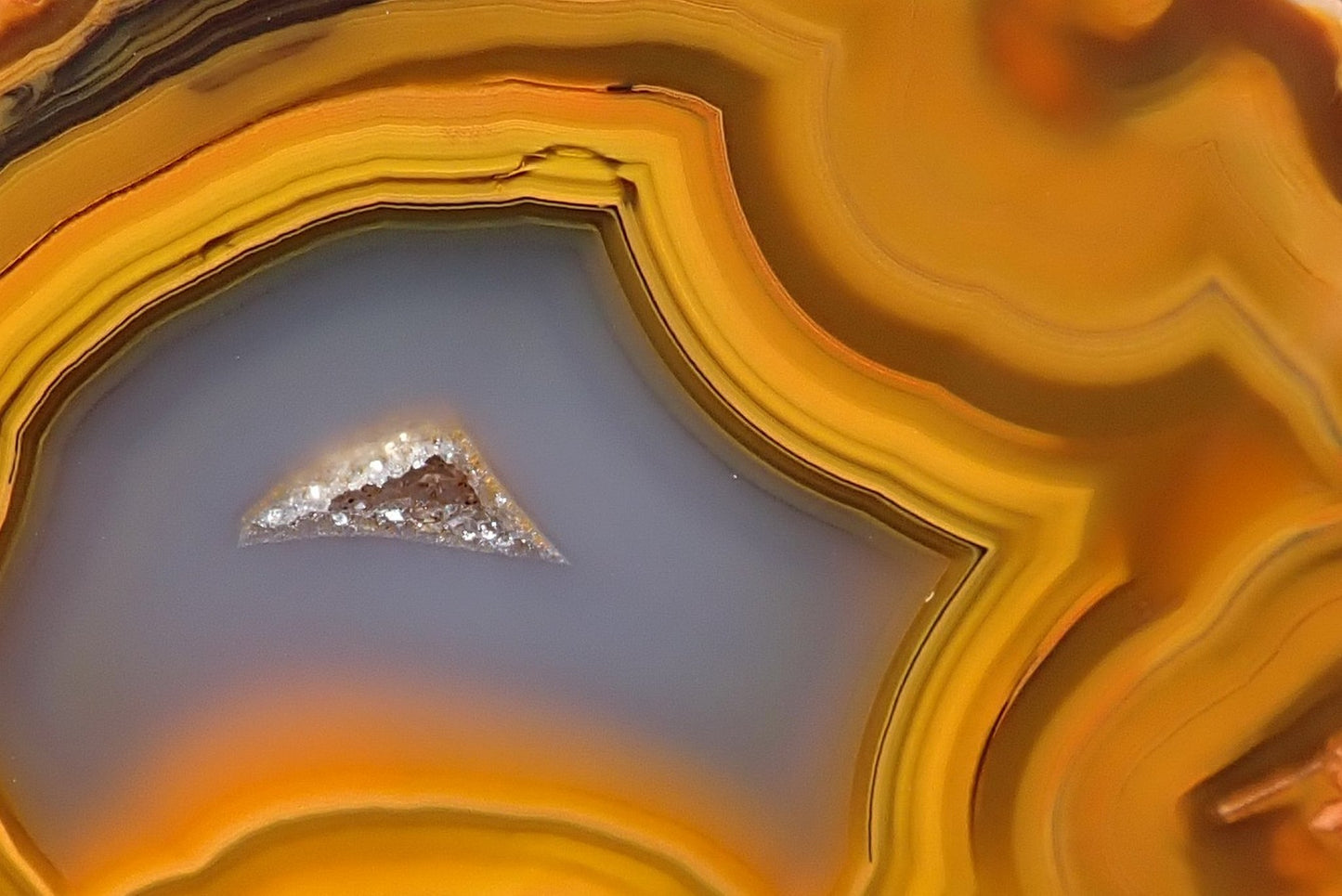 Lilangabi agate 67 mm – face detail, drusy vug in chalcedony centre, chromatism