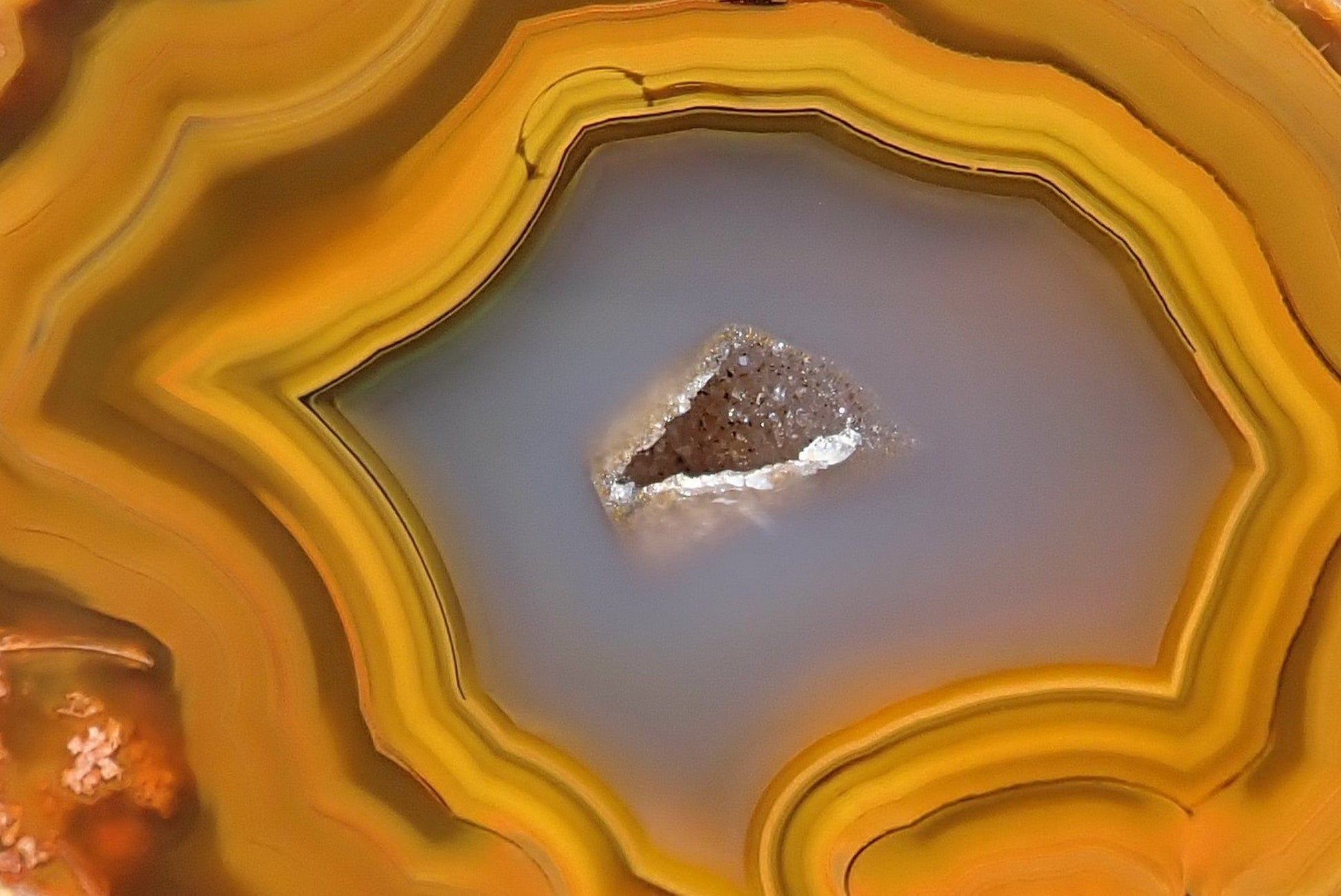 Lilangabi agate 68 mm – face detail, drusy vug in chalcedony centre, fortification banding