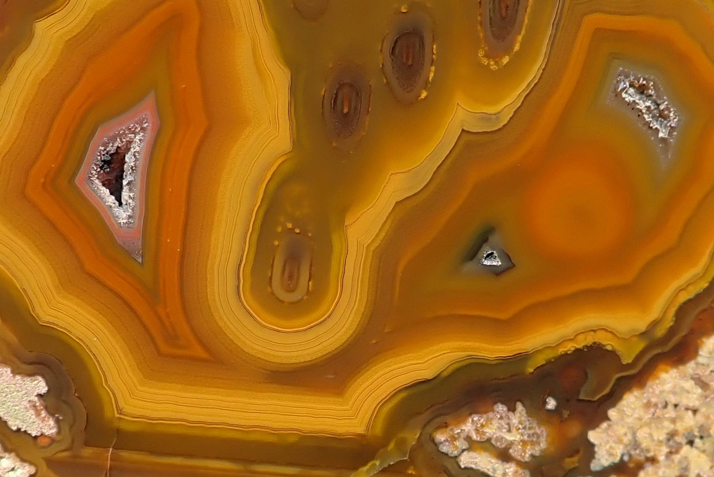 Lilangabi agate 75 mm – close-up, angular chevron banding, diamond drusy vug with crystal lining, perimorph