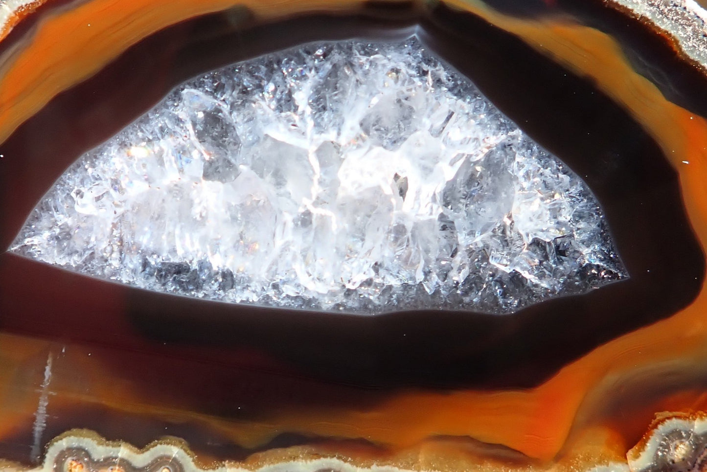 Lilangabi agate 67 mm – detail of chromatography banding, polished flat crystalline centre, Lebombo Mountains