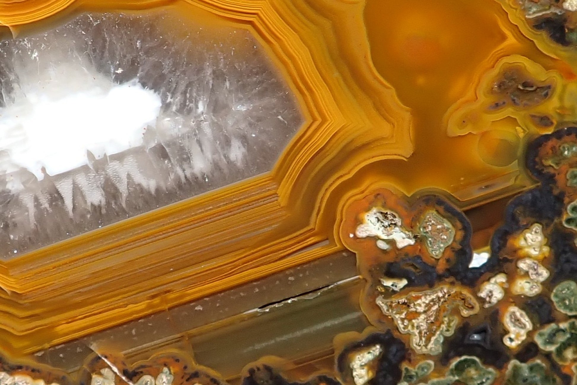 Lilangabi agate 86 mm – detail of angular fortification banding and grey-blue chalcedony centre, dendritic inclusions visible