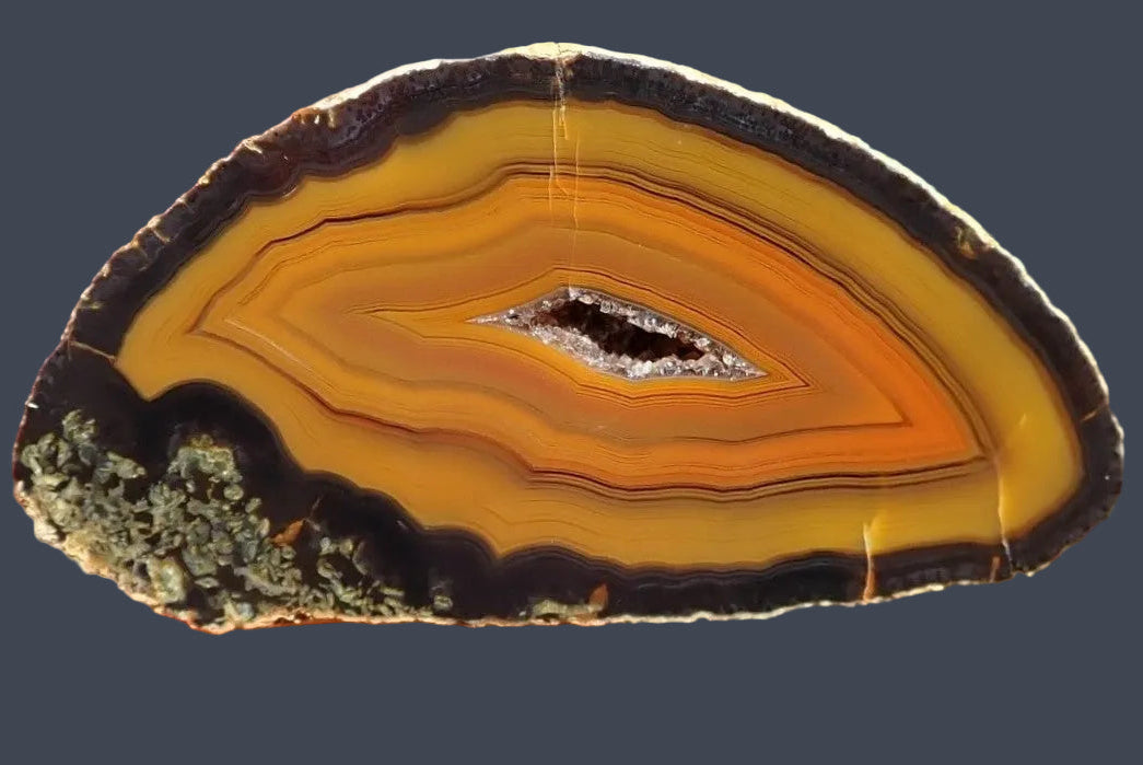 Lilangabi agate 67 mm – front view, chromatography, angular fortification banding, drusy vug, deep amber to honey gold