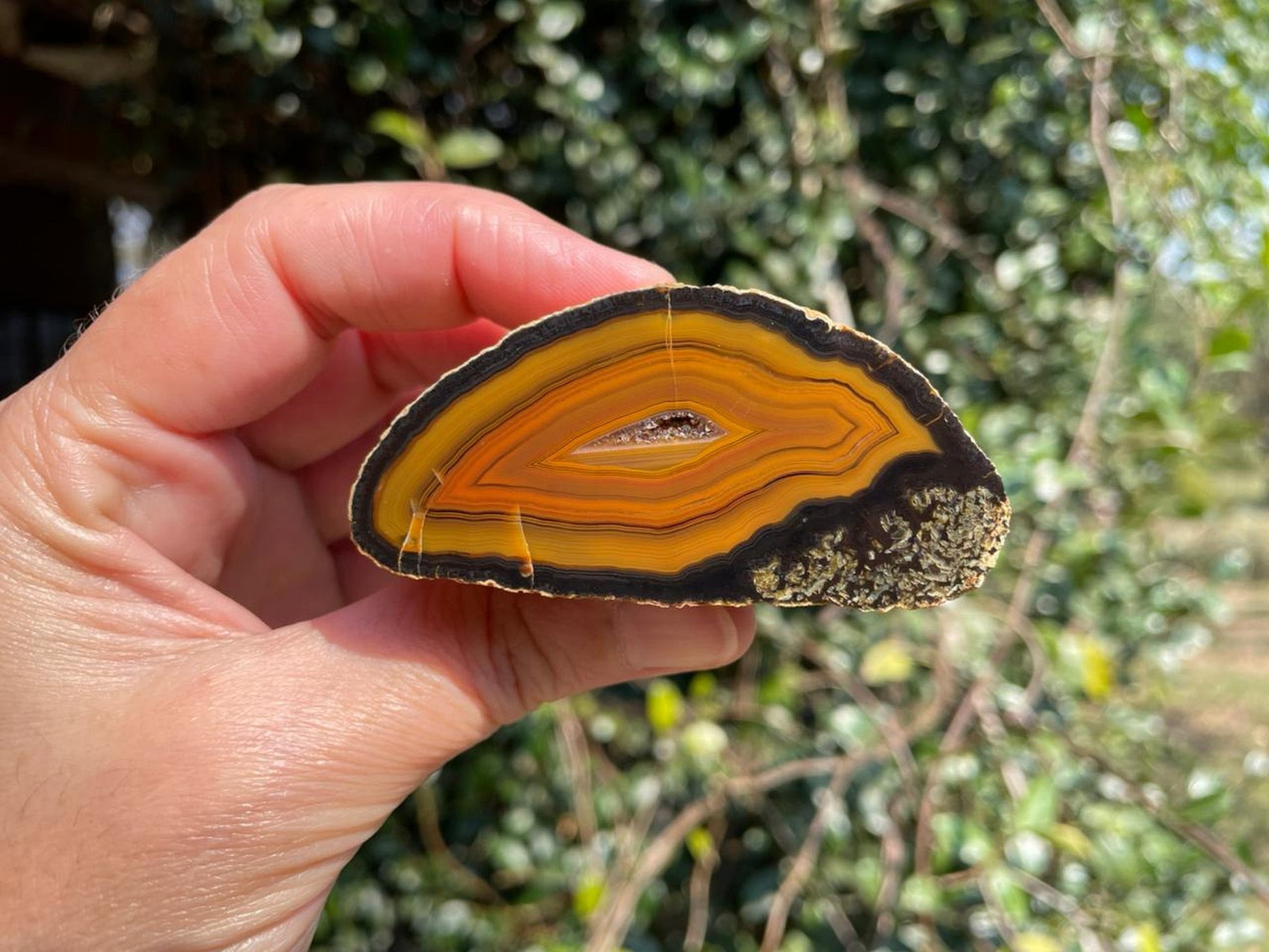 Lilangabi agate 71 mm – in-hand size reference, fortification banding, chromatography, Lebombo Mountains