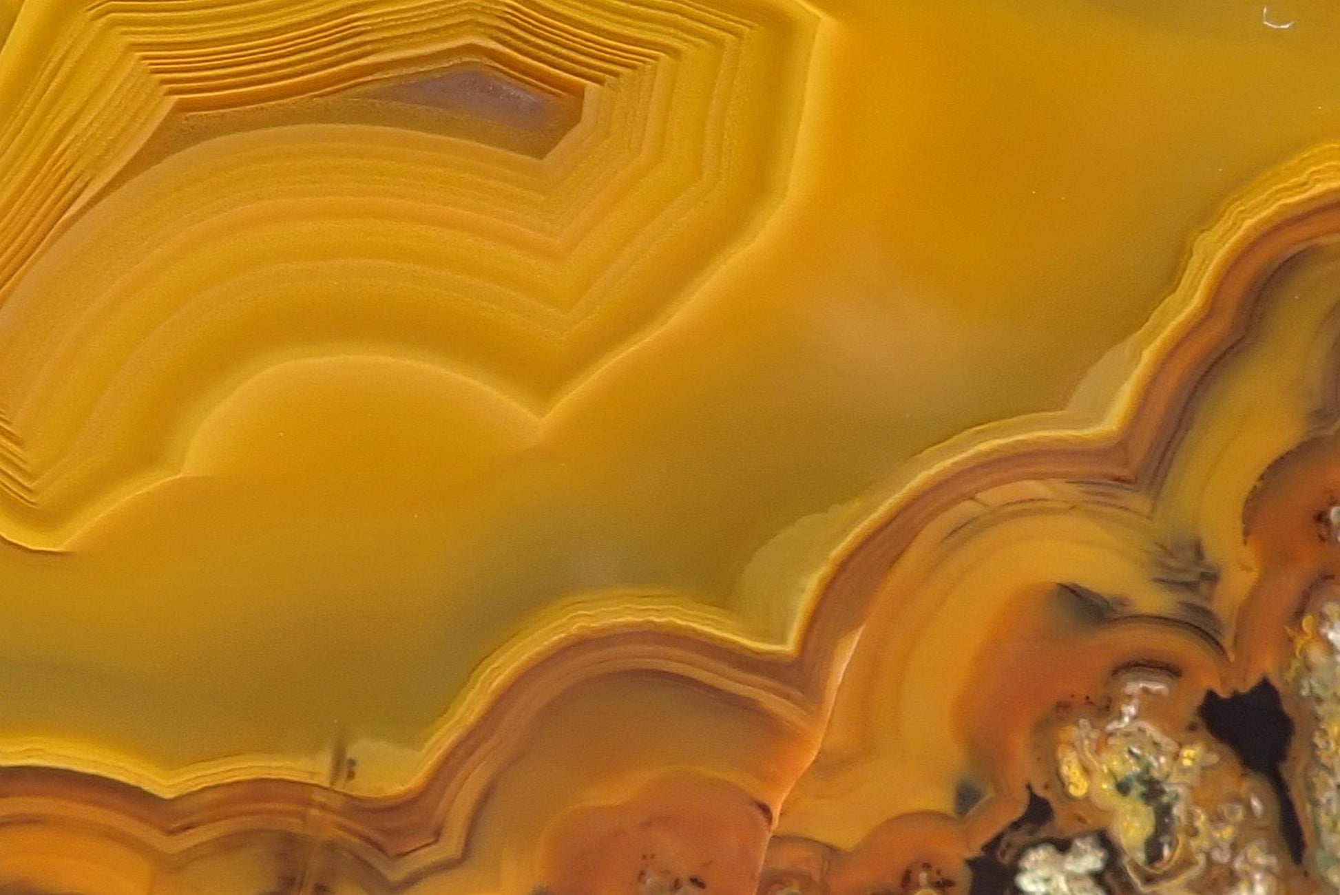 Lilangabi agate 98 mm – face detail, angular fortification banding, warm golden-yellow chalcedony centre, parallax