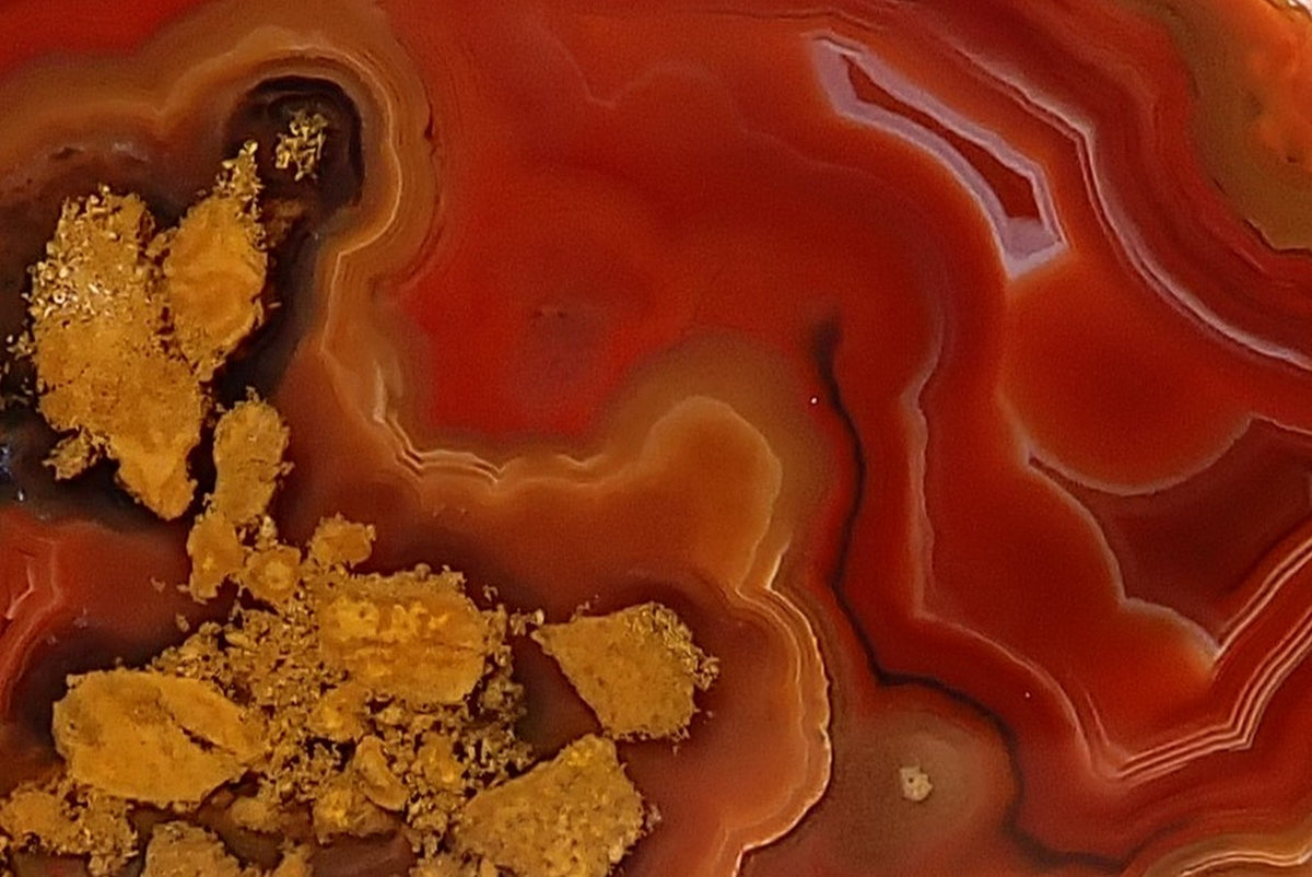 Close-up of chromatography and concentric banding in Lilangabi agate from the Lebombo Mountains