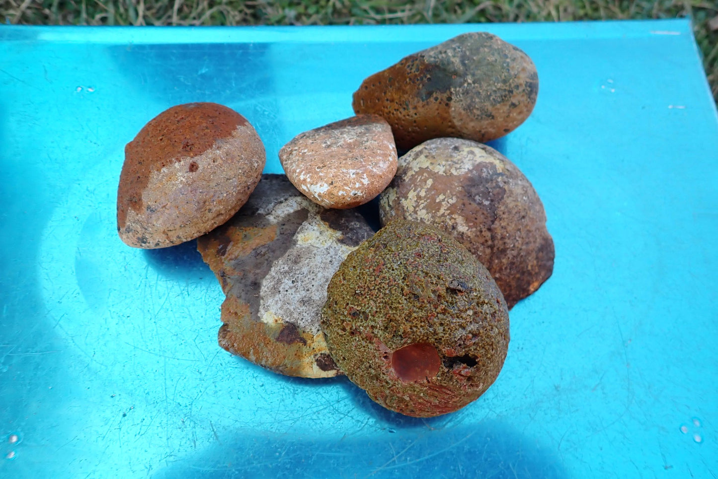 Lilangabi agate nodules – 1 kg lot on scale, rough uncut batch, Lebombo Mountain range, Eswatini