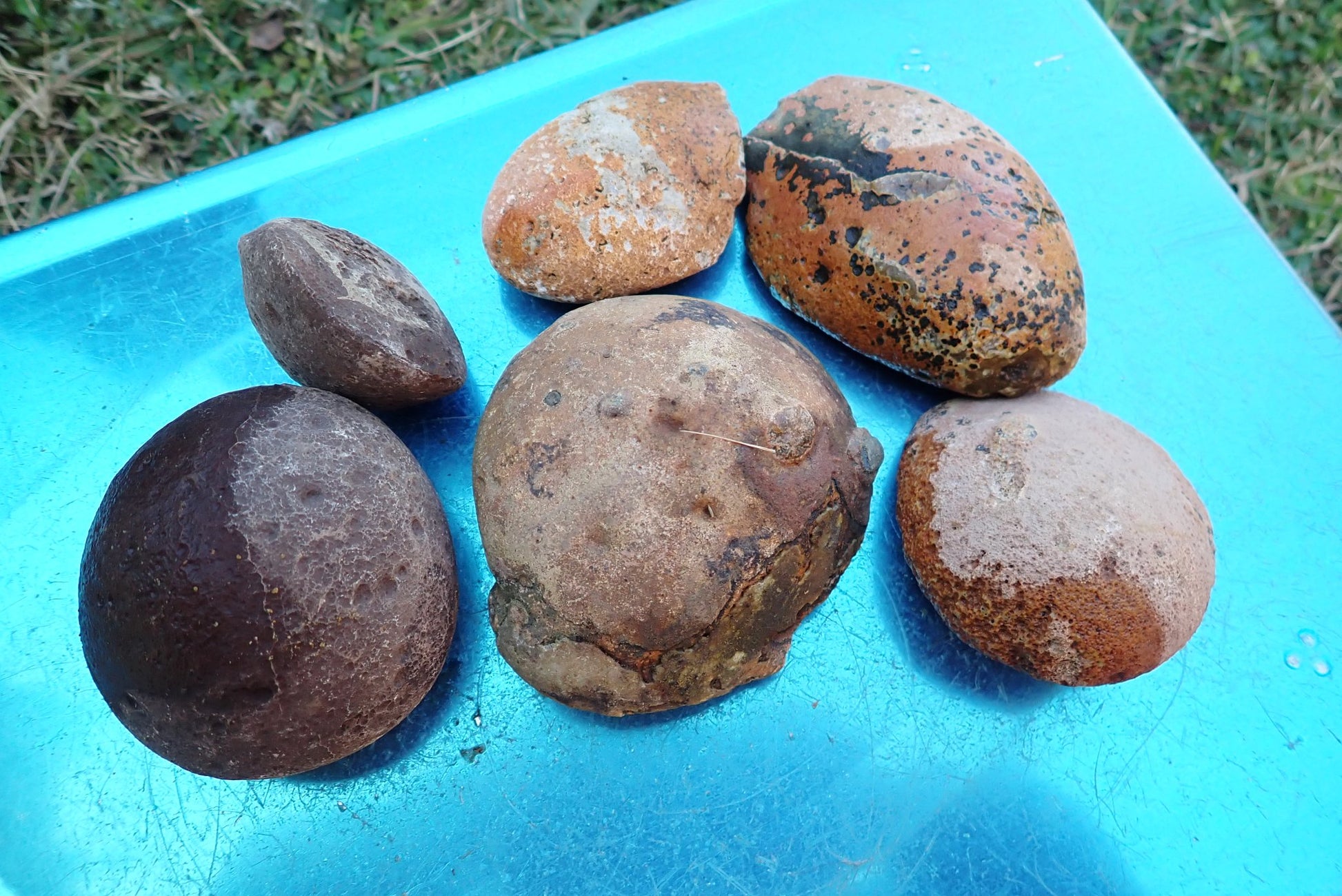  Lilangabi agate nodules – 1 kg lot on scale, representative deposit mix, Eswatini


