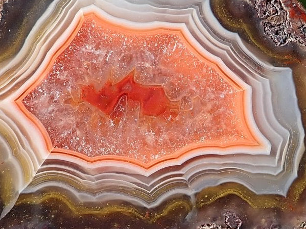 Malawi agate 50 mm – face detail, floater with salmon-pink banding, ghost banding, scalloped band edges