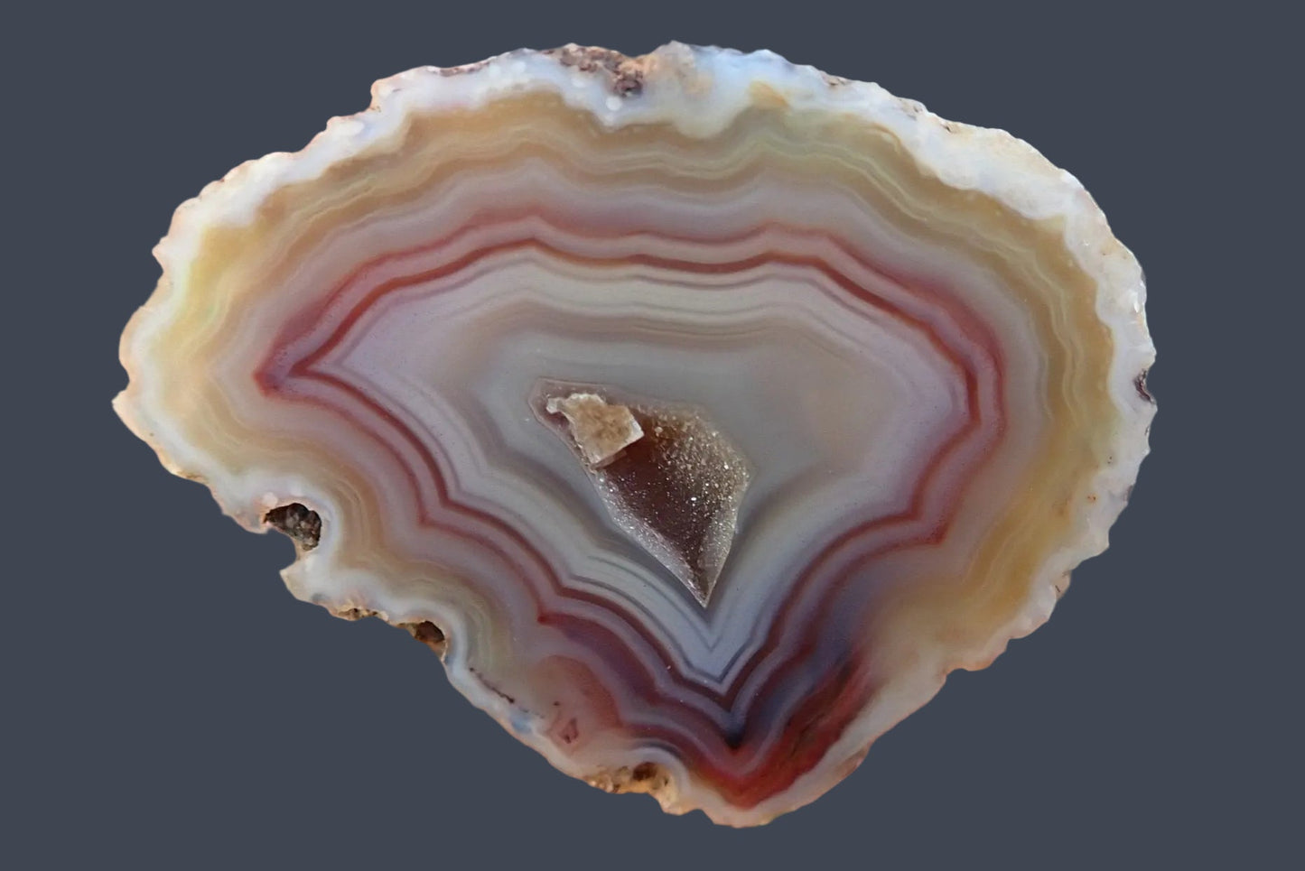 Malawi agate 47 mm – front face, chromatography banding, fortification bands, drusy vug with calcite, Ngabu