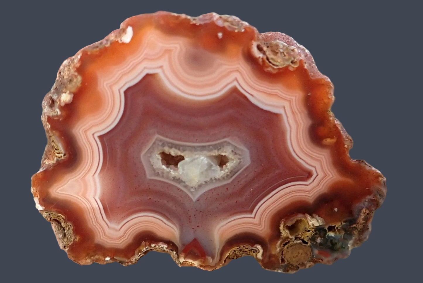 Malawi agate 40 mm – front face, fortification banding, flow channel, drusy vug with calcite, carnelian red, Ngabu