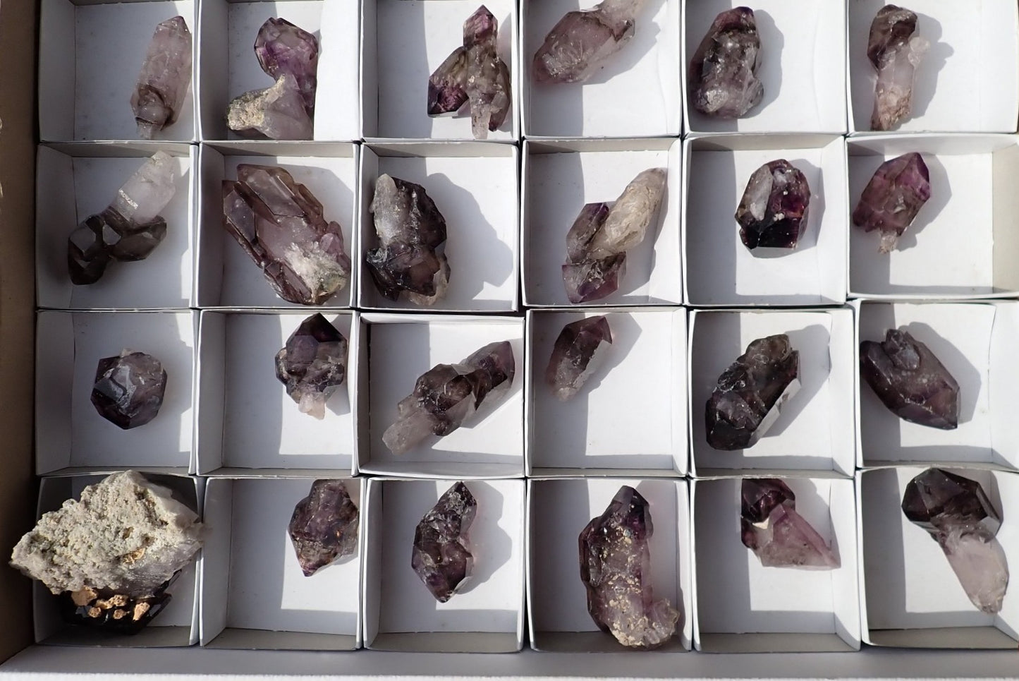Shangaan amethyst tray lot SWB00006 – 24 mixed pieces, smoky-amethyst points, Chiredzi Zimbabwe
