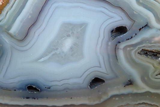 South African agate 104 mm – face detail, flow channel structure, dove-grey and ice-blue banding