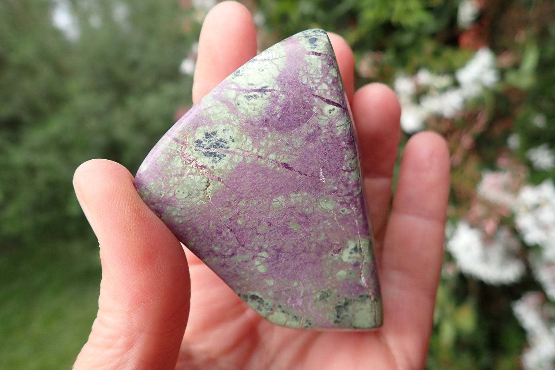 Stichtite-Serpentine freeform 43–77 mm – in hand, soft lilac Stichtite, Barberton South Africa