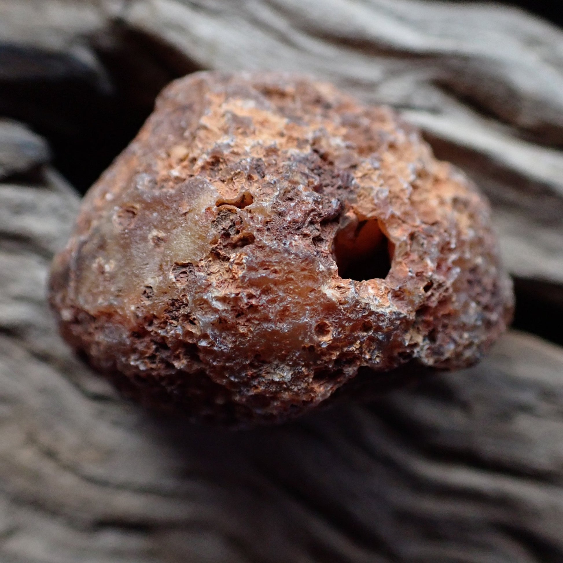 Back of Malawi agate 47 mm – natural hole through nodule, vesicular basalt cavity, Ngabu deposit, hand-polished in South Africa | SKU 000366