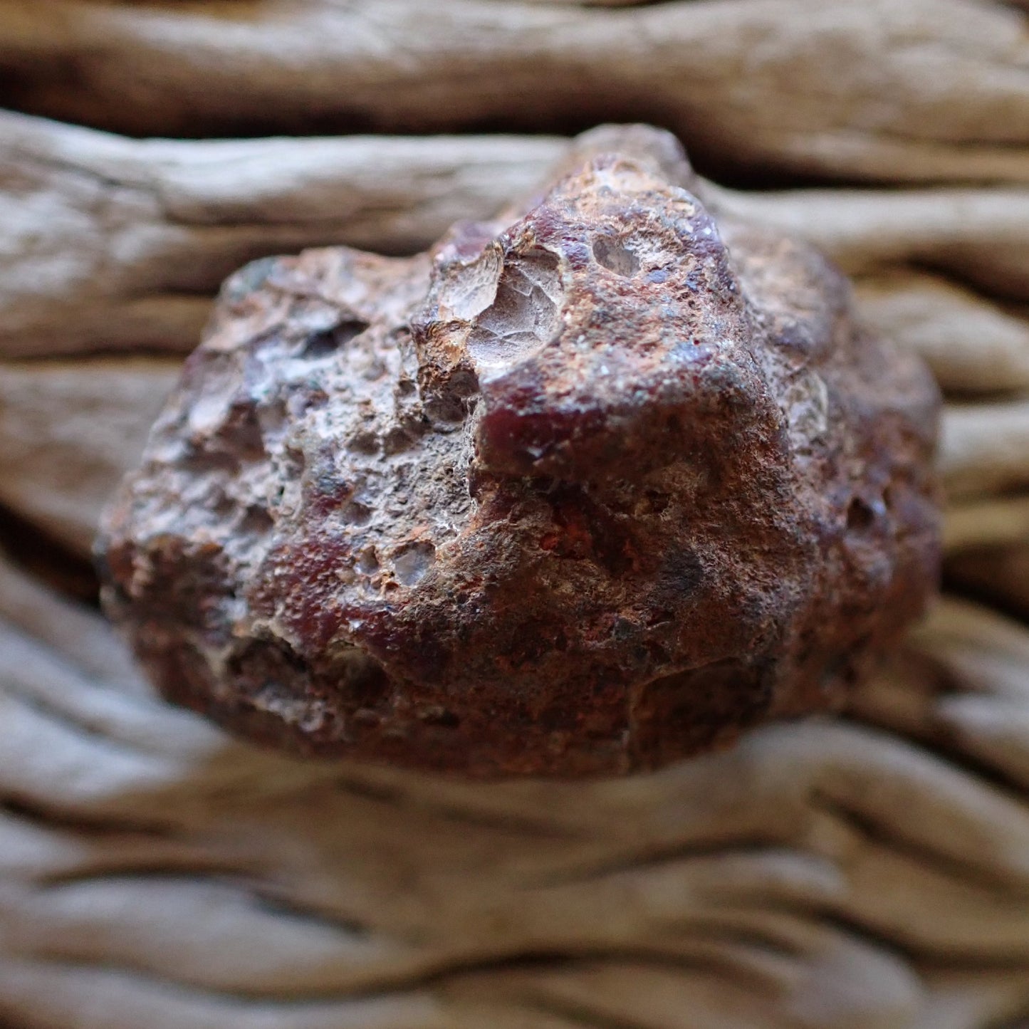 Back/unpolished side of Malawi agate 40 mm – natural rind texture, Ngabu, Malawi | SKU 000483
