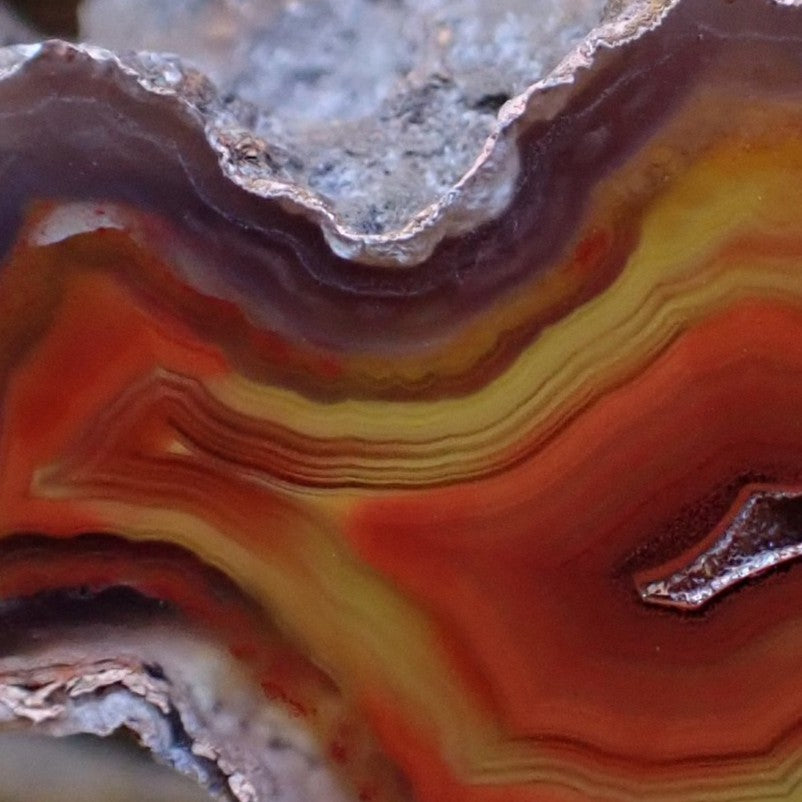 Natural hand-polished Malawi agate 41 mm – close-up detail, chromatism and druzy vug, golden to vivid orange banding, Ngabu Malawi | SKU 000486