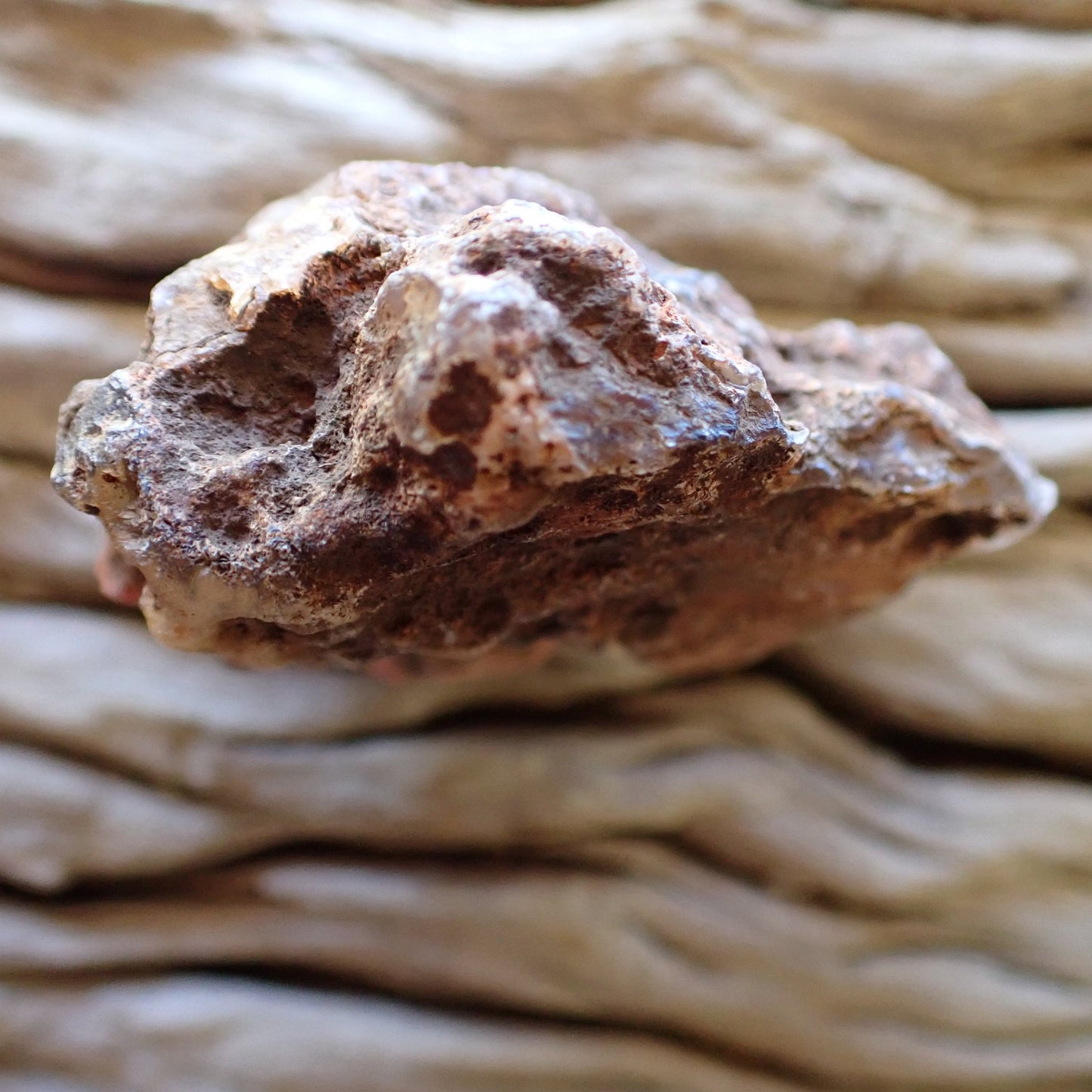 Natural hand-polished Malawi agate 41 mm – unpolished back, natural rind, Ngabu Malawi | SKU 000486