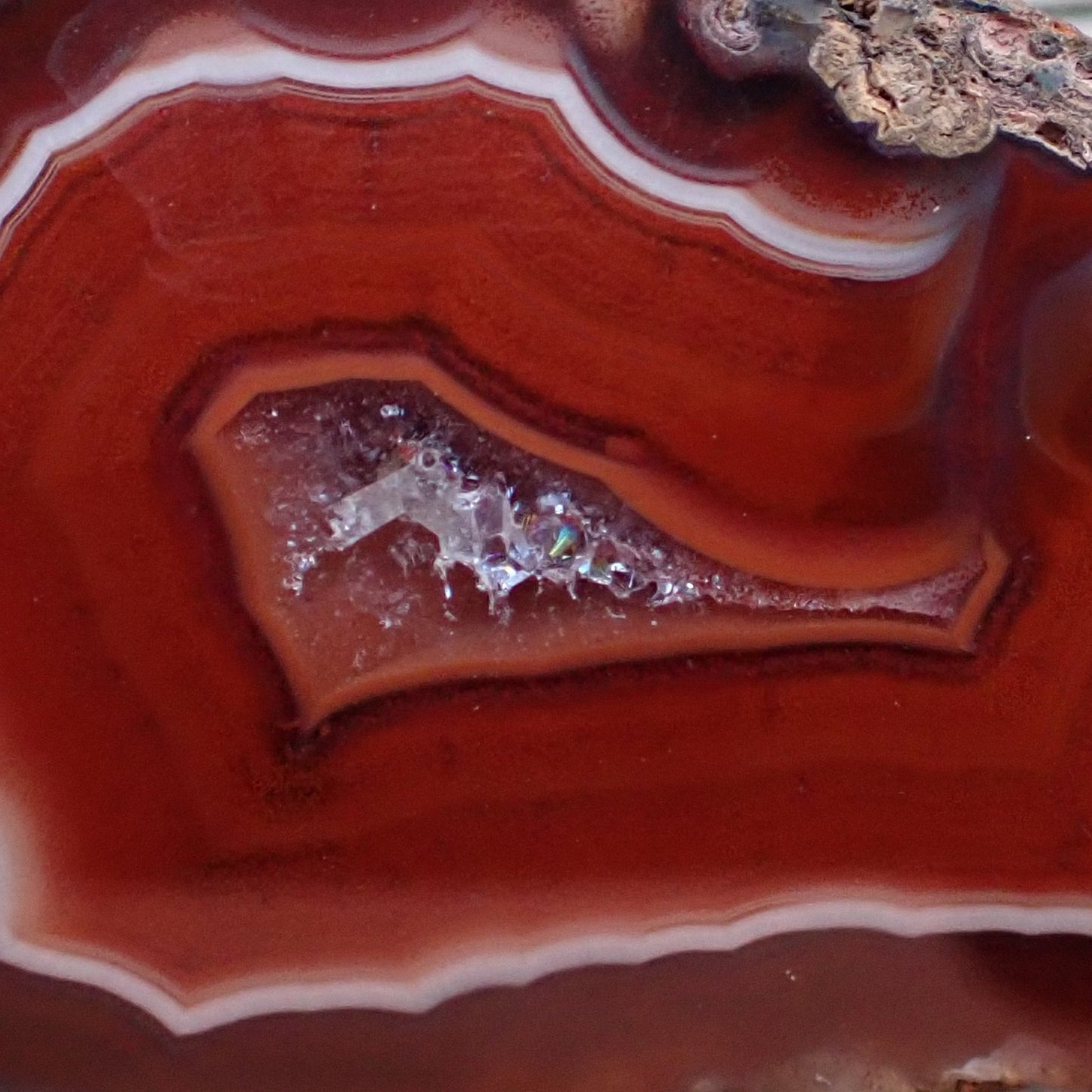 Polished Malawi agate 42 mm – close-up of crystalline centre and outward flow channel, scalloped banding detail | SKU 000494