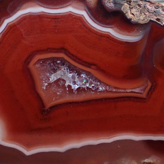 Polished Malawi agate 42 mm – close-up of crystalline centre and outward flow channel, scalloped banding detail | SKU 000494