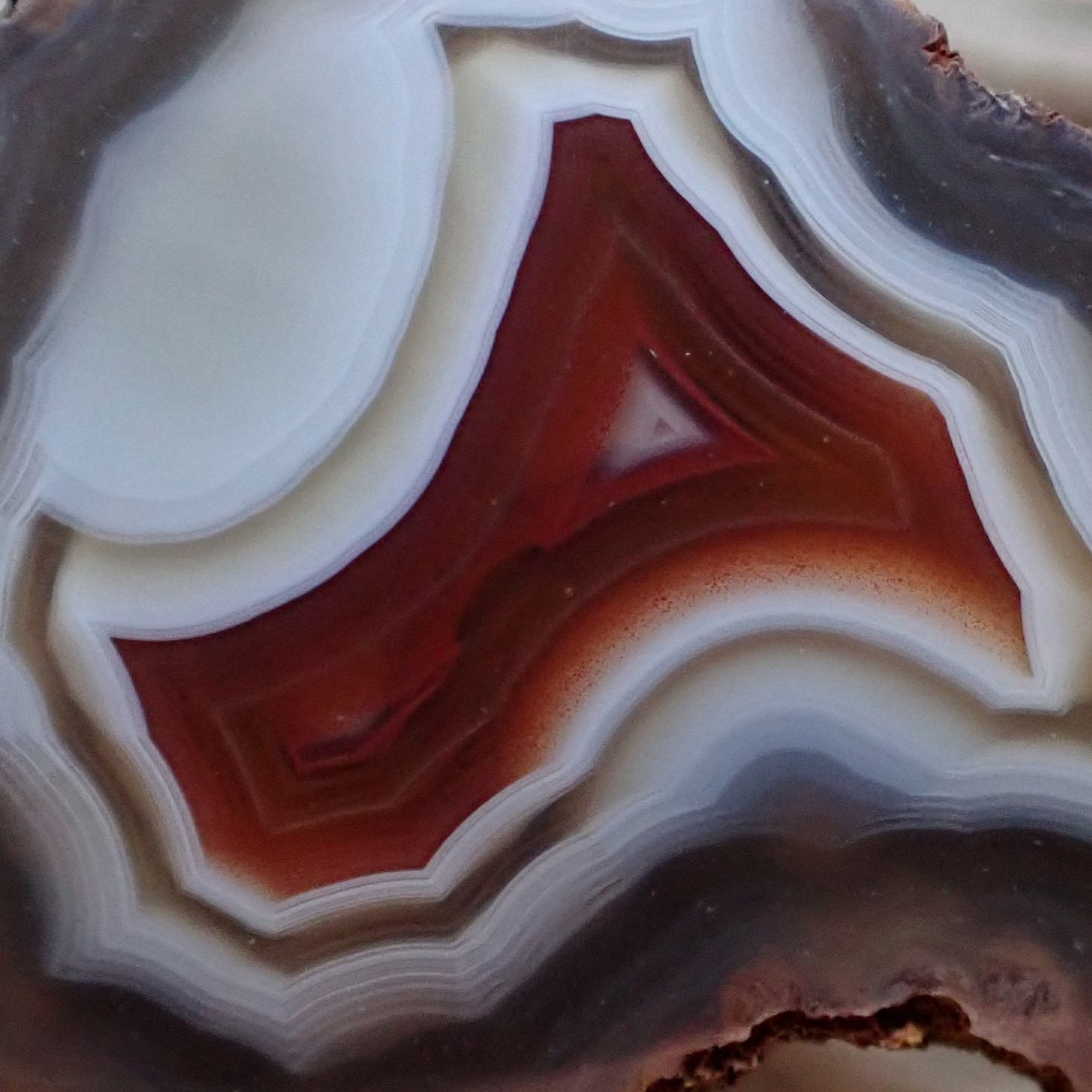 Natural hand-polished Malawi agate 34 mm – face detail, inverse colour zone, multi-directional inner banding, scalloped banding | SKU 000498