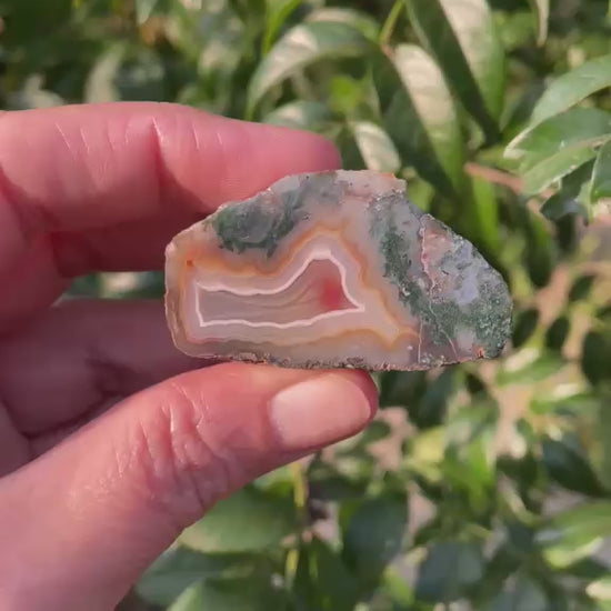 Moss inclusion Malawi agate 48 mm – 360° video, teal-green moss inclusions, scalloped banding and sard-red inner zone, natural light | SKU 000369