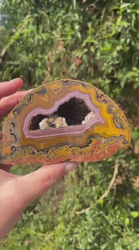 Lilangabi agate 130 mm – rotating view, purple chalcedony band, calcite inclusions and druzy vug | SKU LIL00009