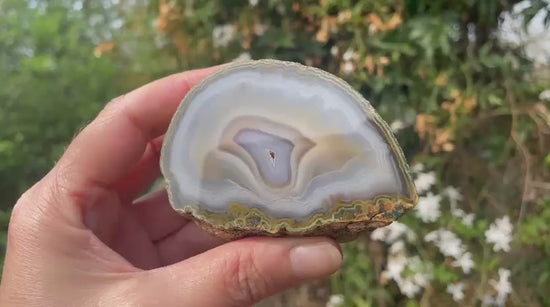 Ghost Mountain agate 80 mm – rotating view, concentric banding and drusy vug