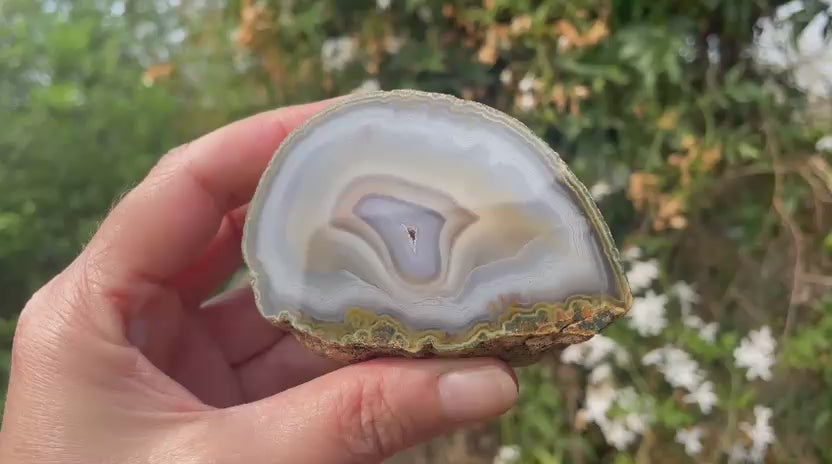 Ghost Mountain agate 80 mm – rotating view, concentric banding and drusy vug