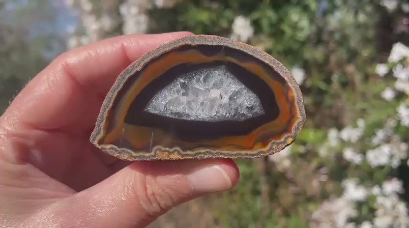 Lilangabi agate 67 mm – rotating view, chromatography, deep amber to near-black banding