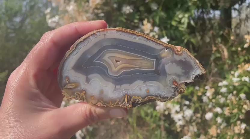 Ghost Mountain agate 122 mm – rotating view, flow channel, chromatography, concentric banding