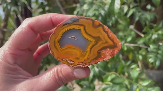 Lilangabi agate 67 mm – rotating view, flow channel, chromatography, fortification banding, plume