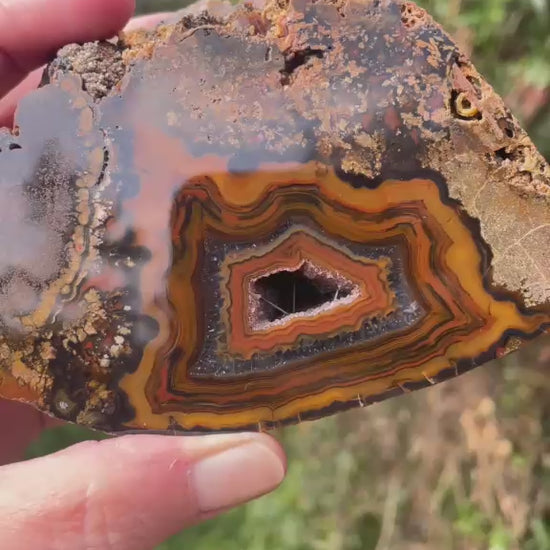 Lilangabi agate 114 mm – rotating view, floater, goethite needle inclusions and druzy vug | SKU LIL00007