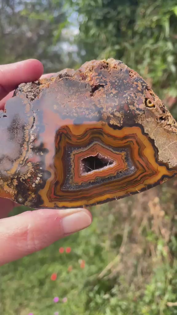 Lilangabi agate 114 mm – rotating view, floater, goethite needle inclusions and druzy vug | SKU LIL00007