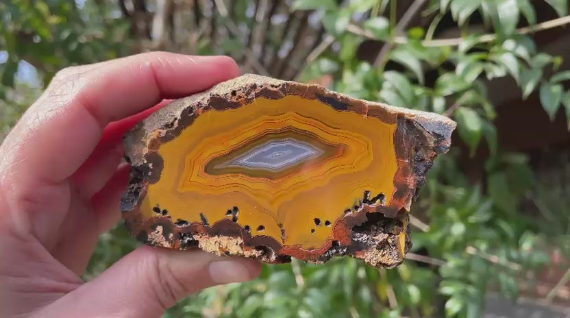 Lilangabi agate 87 mm – rotating view, fortification banding, perimorph, blue-grey vug