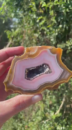 Lilangabi agate 100 mm – video, druzy vug with quartz and calcite, pink chalcedony and amber banding, Eswatini | SKU LIL00026
