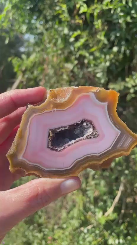 Lilangabi agate 100 mm – video, druzy vug with quartz and calcite, pink chalcedony and amber banding, Eswatini | SKU LIL00026
