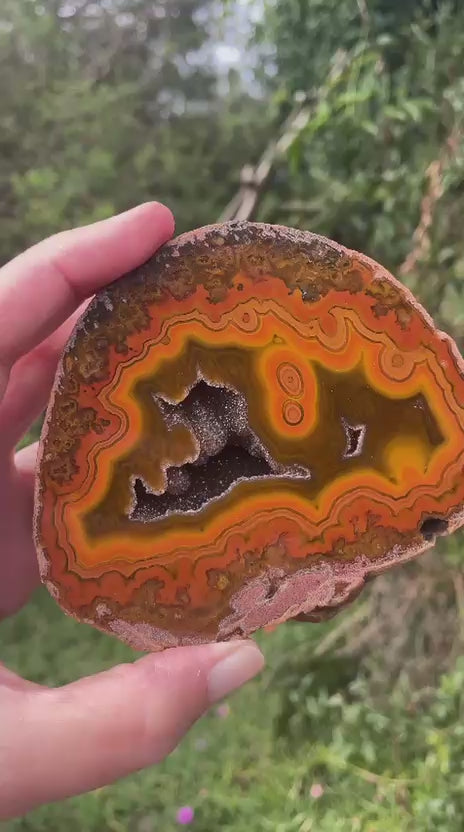Lilangabi agate 107 mm – rotating view, eyes, chromatism and druzy vug | SKU LIL00011
