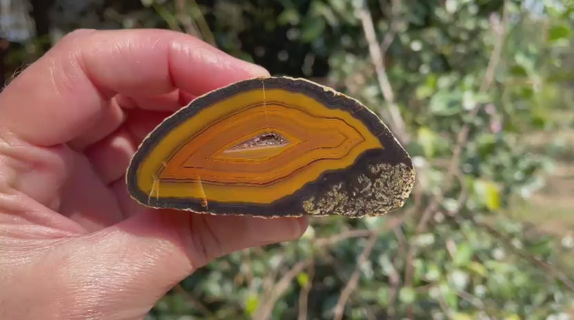 Lilangabi agate 71 mm – rotating view, chromatography, fortification banding, drusy vug