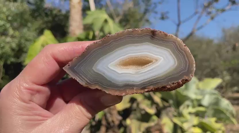 South African agate 87 mm – rotating view, drusy vug, concentric banding