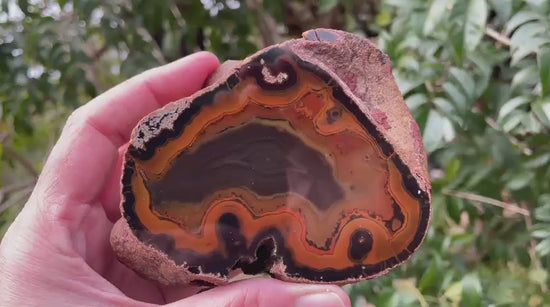 Lilangabi agate 94 mm – rotating view, perimorphs, chromatism, fortification banding
