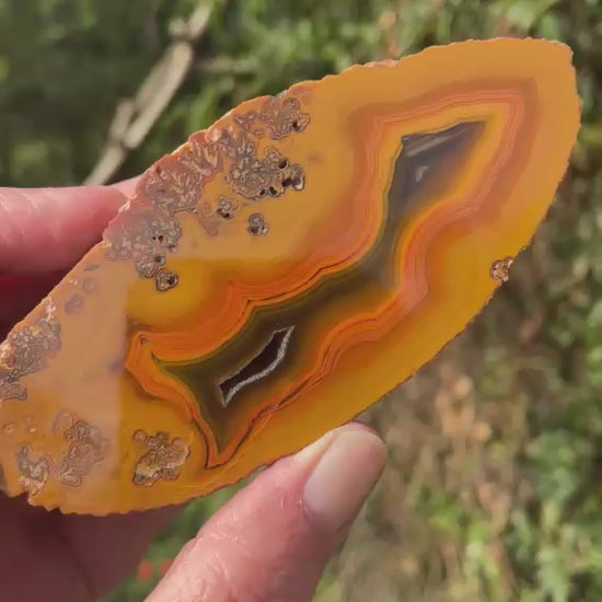 Lilangabi agate 112 mm – rotating view, chromatism, fortification banding and open druzy vug | SKU LIL00006