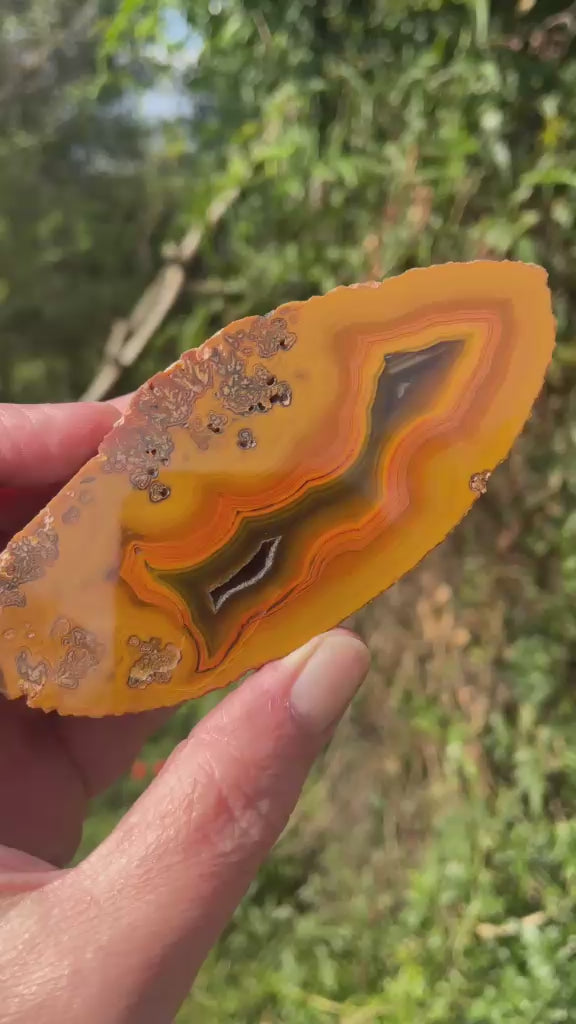Lilangabi agate 112 mm – rotating view, chromatism, fortification banding and open druzy vug | SKU LIL00006