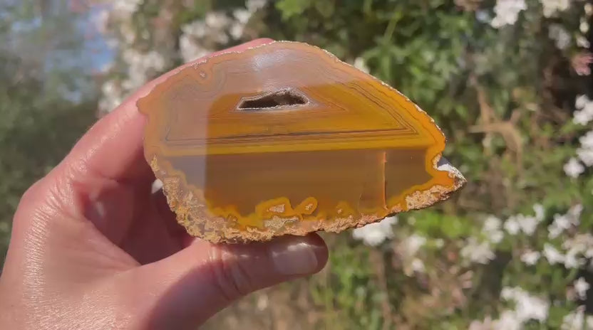 Lilangabi agate 86 mm – rotating view, fortification banding, waterlines & drusy vug
