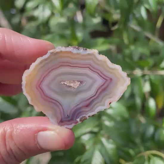 Malawi agate 47 mm – rotating view, chromatography, fortification banding, drusy vug with calcite