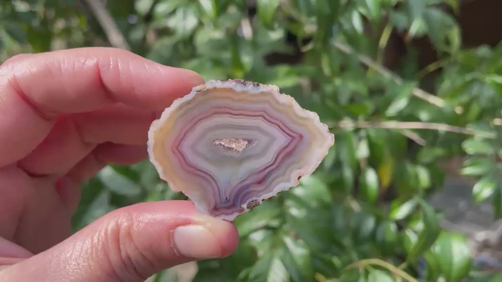 Malawi agate 47 mm – rotating view, chromatography, fortification banding, drusy vug with calcite